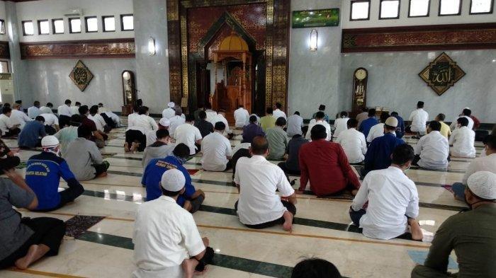 Shalat Fardhu Sebaiknya Dikerjakan Pada Waktu. Selesai Sholat Fardhu 5 Waktu, Dianjurkan untuk Membaca Doa