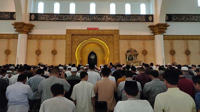 Niat Sholat 5 Waktu Bahasa Arab. Niat Solat Lima Waktu Lengkap Bahasa Arab, Latin dan