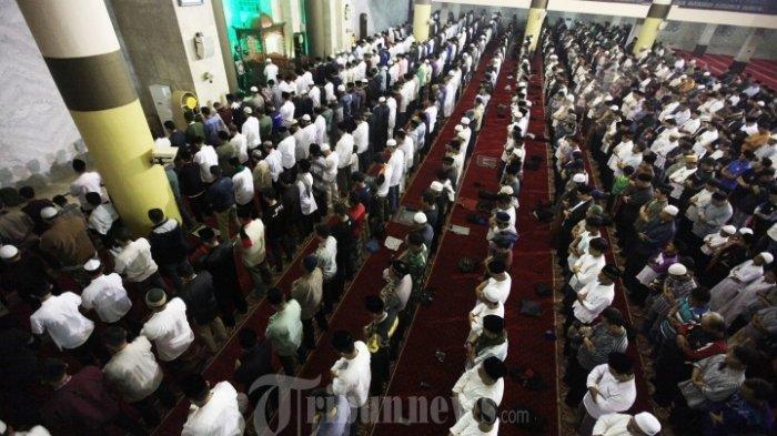 Niat Sholat Isya Dan Doa. Bacaan Niat dan Tata Cara Salat Isya Lengkap dengan Doa-doa