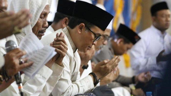 Wirid Setelah Sholat Bahasa Arab. Wirid Setelah Shalat Fardhu Lengkap Tulisan Arab dan Terjemahan