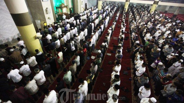 Bacaan Sholat Subuh Tulisan Arab. Niat dan Bacaan Sholat Subuh Lengkap Beserta Doa Qunut Dalam