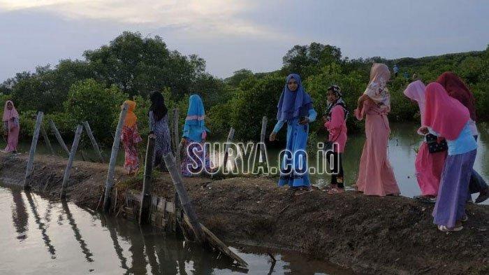 Jam Buka Puasa Hari Ini Bangkalan. Tunggu Waktu Buka Puasa, Siswa SD Bangkalan Pantau Aneka