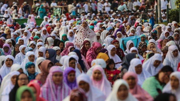 Surat Pendek Yang Dibaca Saat Sholat Idul Adha. Tata Cara Salat Idul Adha Lengkap dengan Niat, Surat yang Dibaca