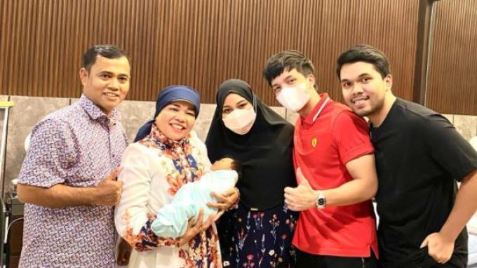 Datang Ke Acara Aqiqah Bawa Apa. Momen Keluarga Fuji Datang usai Acara Akikah Baby Ameena