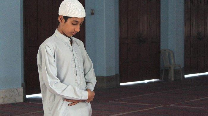 Sholat Malam Sesudah Shalat Isya Sampai Menjelang Waktu Fajar Di Bulan Romadhon Disebut. Bacaan Niat Salat Tarawih dan Salat Witir, Lengkap dengan