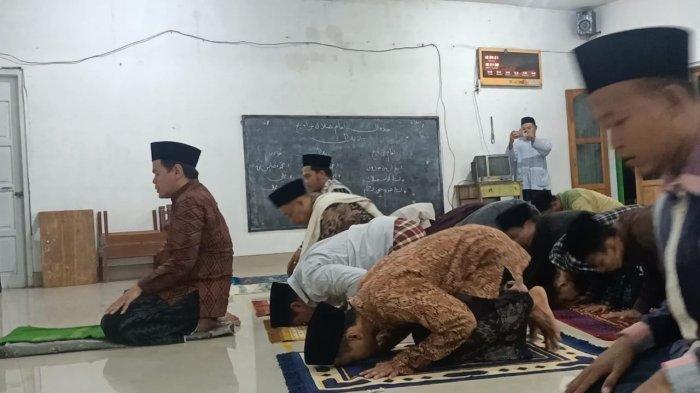 Jumlah Shalat Tarawih Dan Witir. Bacaan Niat, Tata Cara Shalat Tarawih dan Witir, Dilengkapi