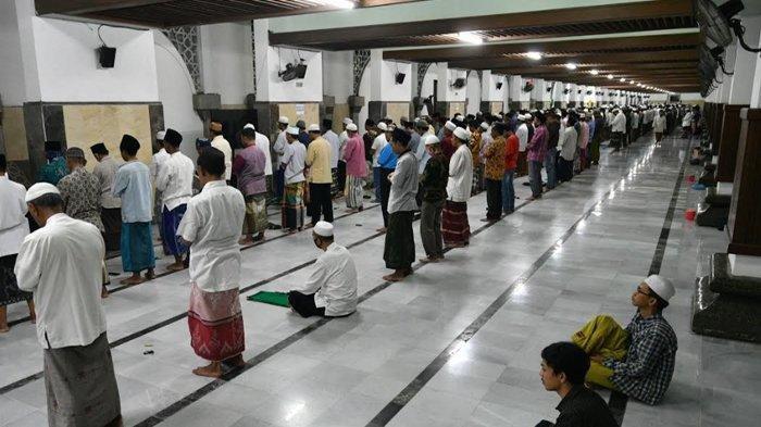 Tuliskan Niat Sholat Sunnah Tarawih. Bacaan Niat Shalat Tarawih dalam Tulisan Arab dan Latin, Beserta