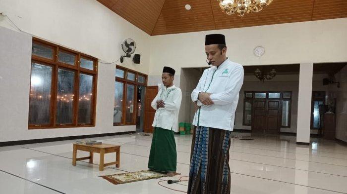 Shalat Tarawih Sendiri Tanpa Bacaan Bilal. Niat Shalat Tarawih, Bacaan Bilal, dan Doa Kamilin yang Dibaca