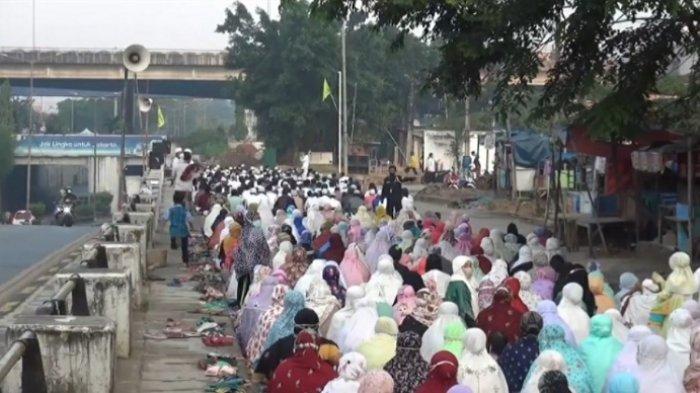 Sholat Idul Adha Di Jakarta Timur. PPKM Darurat Jakarta, Warga Jalan Besuki Rahmat Jatinegara