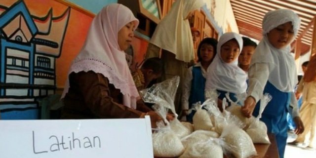 Hukum Suami Membayar Zakat Istri. Istri Membayarkan Zakat Fitrah Suami, Bagaimana Hukumnya