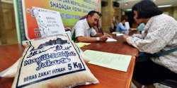 Hukum Mengeluarkan Zakat Fitrah Bagi Umat Islam Yang Mampu Adalah. Hukum Membayar Zakat Fitrah Beserta Dalilnya, Muslim Wajib Tahu