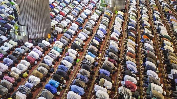 Orang Yang Shalat Berjamaah Akan Didoakan Oleh. Amalan Pertama yang Akan Dihisab, Inilah Keutamaan Salat