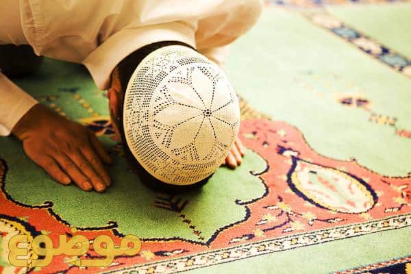 Cara Lewat Depan Orang Sholat. Lewat Di Depan Orang Shalat: Jangan Lakukan! Pahami Hukumnya.