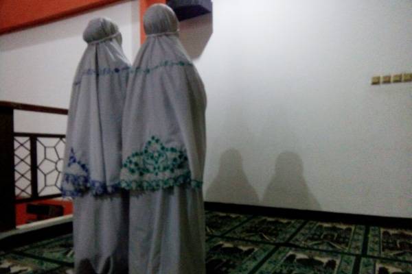 Cara Shalat Gerhana Bagi Wanita. Shalat Gerhana Bagi Muslimah, Bagaimana?