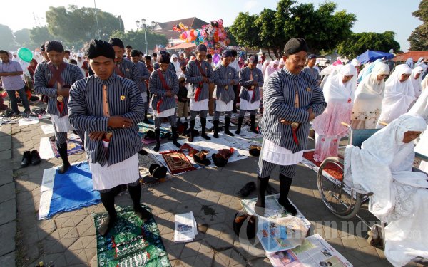 Arti Bacaan Sholat Bahasa Jawa. Pasalatan Jawi: Kitab Tuntunan Shalat Beraksara Jawa