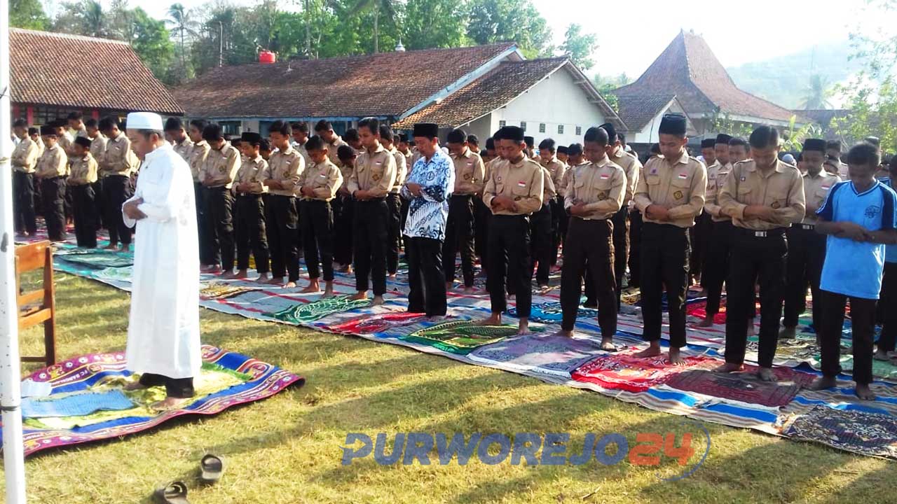 Jam Sholat Dhuha Di Purworejo. Kemarau Panjang, SMP Negeri 17 Purworejo Gelar Sholat Minta