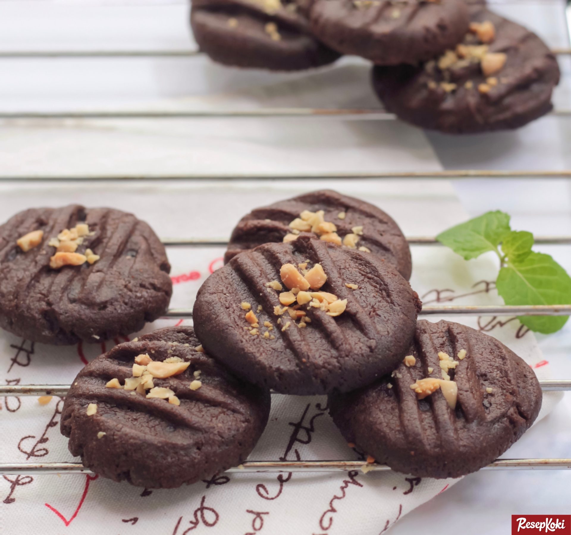 Kue Lebaran Yang Mudah Dibuat. Kue Kering Coklat Renyah Bertabur Kacang Lezat