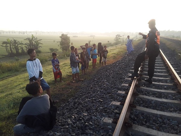 Waktu Buka Puasa Waktu Madiun. Ngeri! Warga di Madiun Ngabuburit di Pinggir Rel Kereta Api