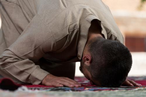 Sholat Berjamaah Dengan Bukan Muhrim. Salat Berjamaah Berduaan dengan Wanita Bukan Mahram