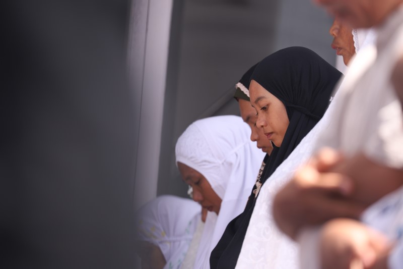 Wanita Sholat Berjamaah Di Masjid. Hukum Perempuan Sholat Berjamaah di Masjid : Okezone Muslim