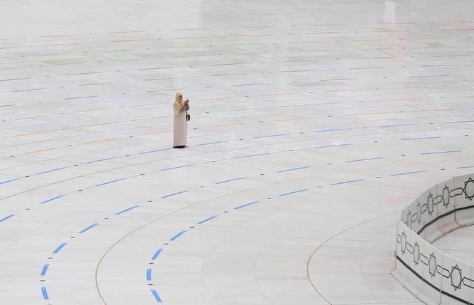 Gambar Wanita Sholat Dan Berdoa. Viral! Perempuan Berdoa Sendirian di Depan Kakbah Bikin Netizen