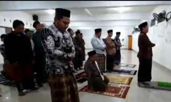 Sholat Tarawih Tercepat Di Indonesia. Sholat Tarawih Super Cepat di Indramayu, 23 Rakaat Cuma 6 Menit