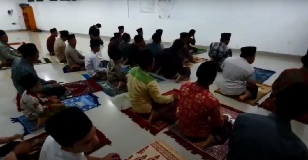 Selesai Sholat Tarawih Jam Berapa. Tarawih Kilat di Indramayu 6 Menit Selesai 23 Rakaat, MUI: Sholat