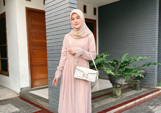 Jadwal Sholat Hari Ini Leuwiliang Bogor Jawa Barat. 5 OOTD Hijab Cantik Henny Rahman yang Sudah Sah Jadi Istri