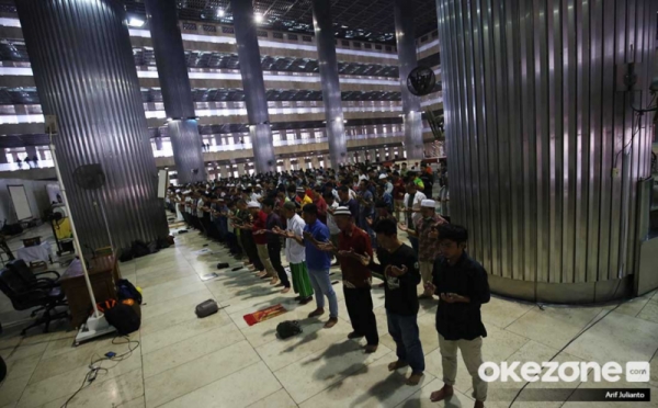 Imam Sholat Dzuhur Bersuara Atau Tidak. Mengeraskan Bacaan saat Sholat Zuhur dan Ashar, Bagaimana