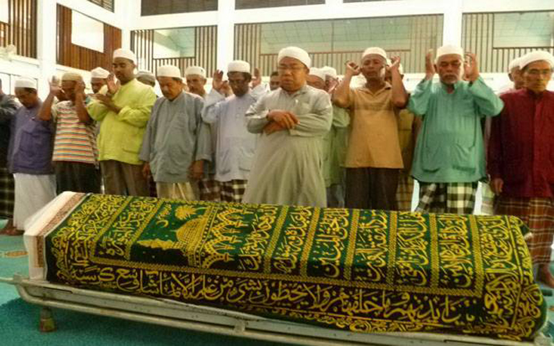 Bacaan Sholat Jenazah Muslim.or.id. Tata Cara Sholat Jenazah Perempuan dan Bacaannya : Okezone