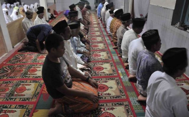 Doa Sebelum Sholat Maghrib Sendiri. Niat Sholat Maghrib Sendiri dan Berjamaah Beserta Tata Cara serta