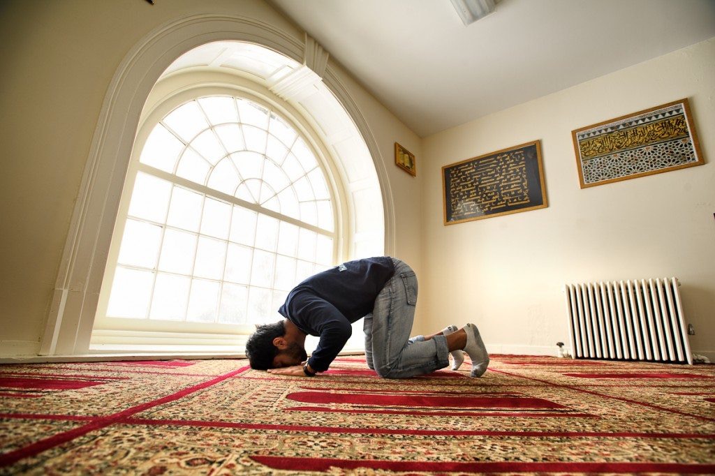 Niat Sholat 5 Waktu Jadi Makmum. Bacaan Niat Sholat 5 Waktu Lengkap Serta Tulisan Latin dan Arab