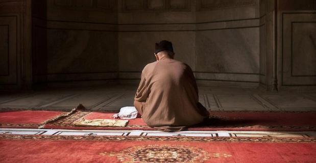 Arti Mimpi Melihat Orang Sholat Berlawanan Kiblat. Tafsir Mimpi Sholat Membelakangi Kiblat • BangkitMedia