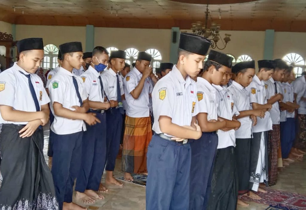 Shalat Berjamaah Lebih Baik Dilaksanakan Di Masjid Dengan Keutamaan Pahala. Bina Karakter Siswa MTs N 1 Pekalongan Melalui Shalat Dzuhur