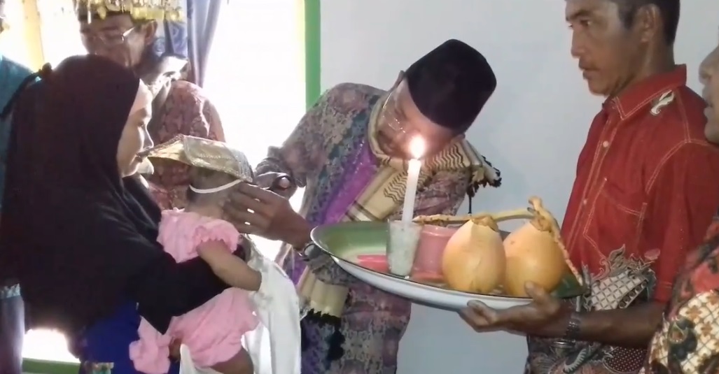 Pelaksanaan Penyembelihan Hewan Aqiqah Adalah Berkenaan Dengan Adanya Peristiwa. Mohuntingo, Ritual adat menggunting rambut pada anak