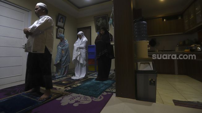 Tata Sholat Tarawih Di Rumah. Tata Cara Sholat Tarawih di Rumah Sesuai Urutan yang Benar