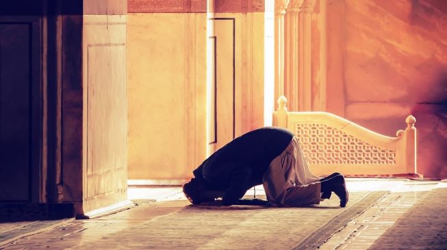 Tata Sholat Fardhu Yang Benar. Tuntunan Sholat Lengkap dari Niat hingga Tahiyat