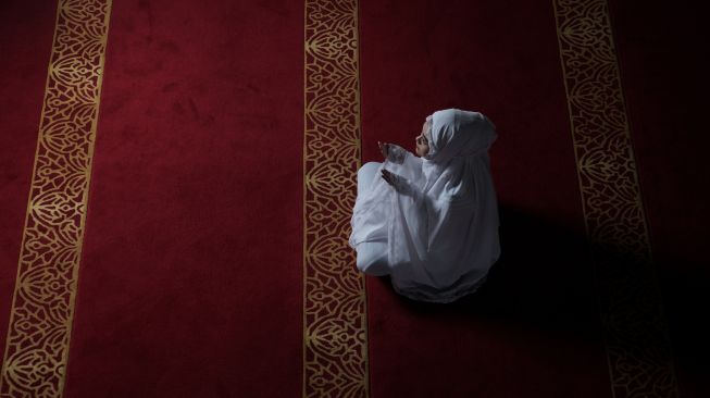 Bolehkah Shalat Sunnah Gerhana Sendirian. Niat dan Tata Cara Shalat Gerhana Bulan Sendirian, Jadi Imam