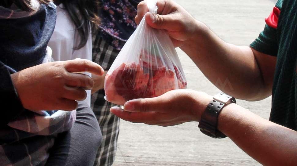 Daging Aqiqah Orang Kafir Makan. Hukum Memberikan Daging Kurban Idul Adha untuk Umat Agama