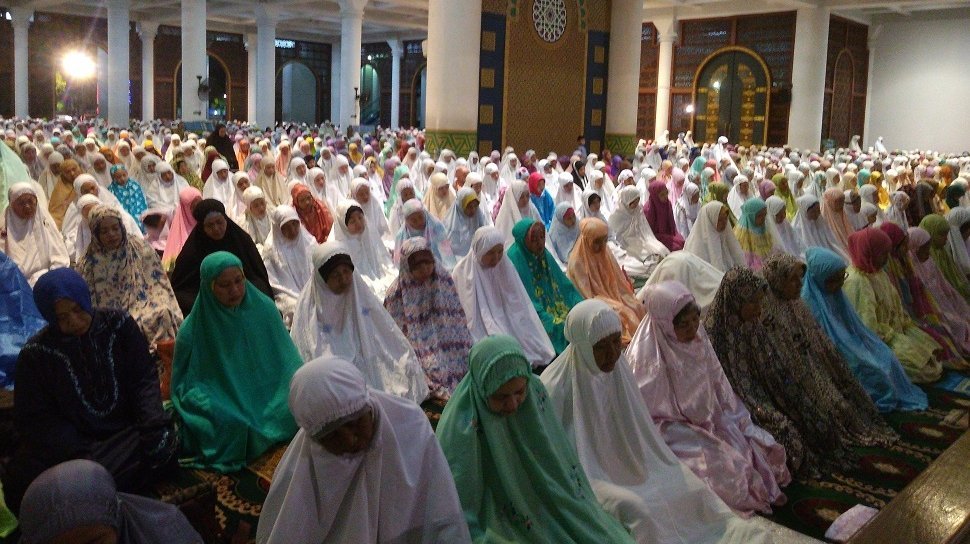 Shalat Tarawih Lebih Utama Dikerjakan Secara. Salat Tarawih di Masjid atau di Rumah? Begini Riwayat Rasulullah