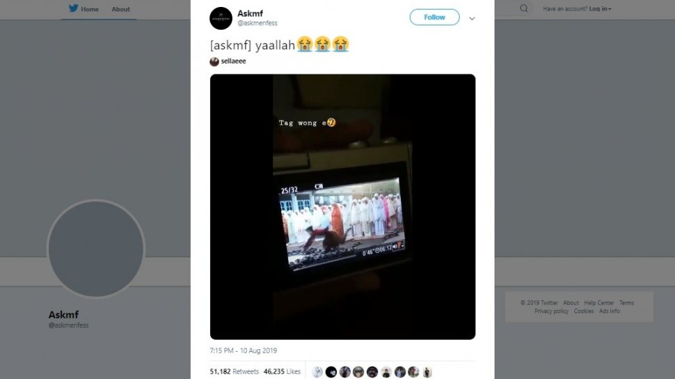 Video Lucu Orang Lagi Sholat. Lelaki Tersandung Saat Salat Idul Adha Ini Jadi Viral