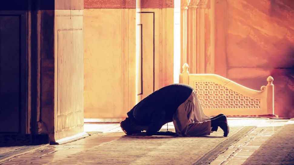 Bacaan Sholat Lengkap Bahasa Indonesia. Tuntunan Sholat Lengkap dari Niat hingga Tahiyat