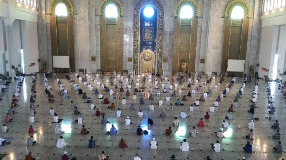 Masjid Al Akbar Surabaya Sholat Jumat. Sholat Jumat, Jamaah Masjid Al Akbar Surabaya Disemprot