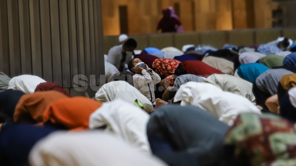 Apakah Shalat Witir Harus Bersuara. Bacaan Niat Sholat Witir Berjamaah dan Sendiri