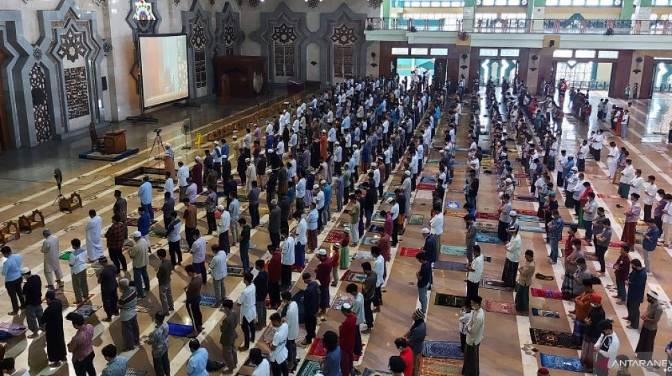 Niat Sholat Jumat Berjamaah Di Masjid. Bacaan Niat Sholat Jumat Lengkap dengan Latin dan Artinya