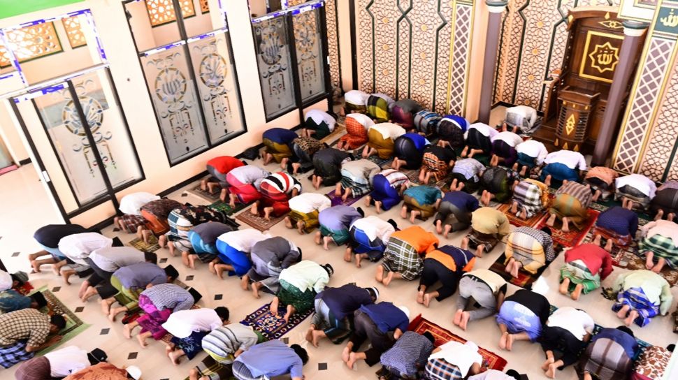 Tata Cara Sholat Jumat Di Masjid. Niat Sholat Jumat, Rukun, Tata Cara, dan Hukumnya Jika Telat