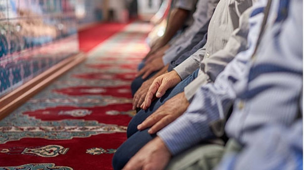 Niat Sholat Tengah Malam Sebelum Tidur. Tata Cara Sholat Tahajud, Lengkap dengan Bacaan Niat dan