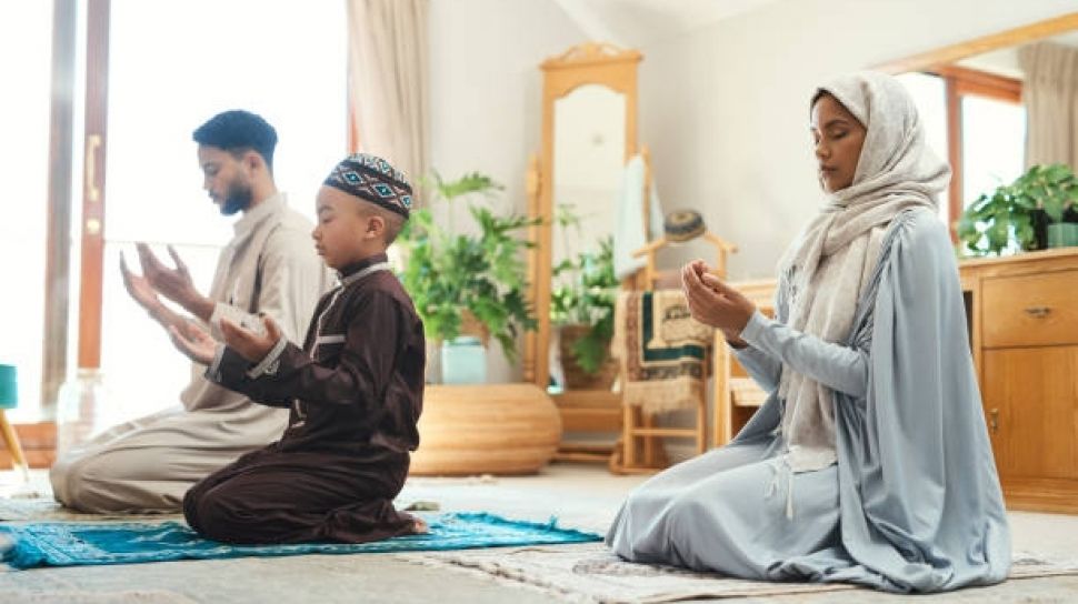 Bacaan Doa Setelah Sholat Wajib Latin. Doa Setelah Sholat Fardhu dan Bacaan Latin Dzikir Lengkap