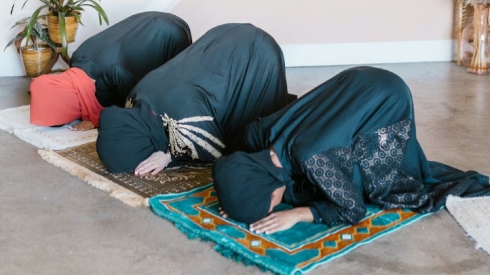 Hukum Shalat Dzuhur Bagi Perempuan Di Hari Jumat. Kapan Waktu Sholat Dzuhur di Hari Jumat Bagi Wanita? Ini