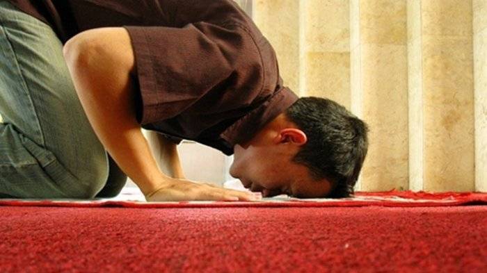 Niat Sholat Dzuhur Sendirian Di Rumah. BACAAN Niat Salat Dzuhur Sendirian, Lengkap dengan Tata Cara